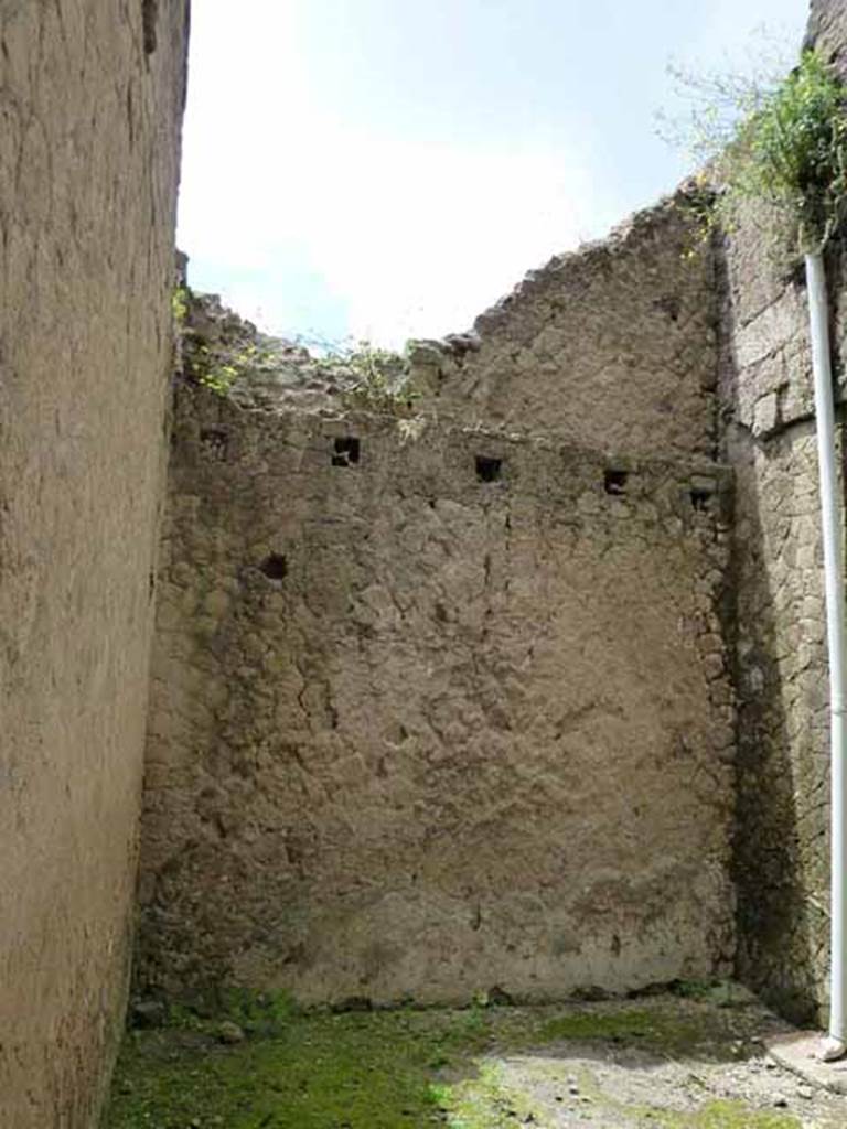 Ins. V, 19. May 2010. South wall of rear room, with holes for support-beams for upper floor.